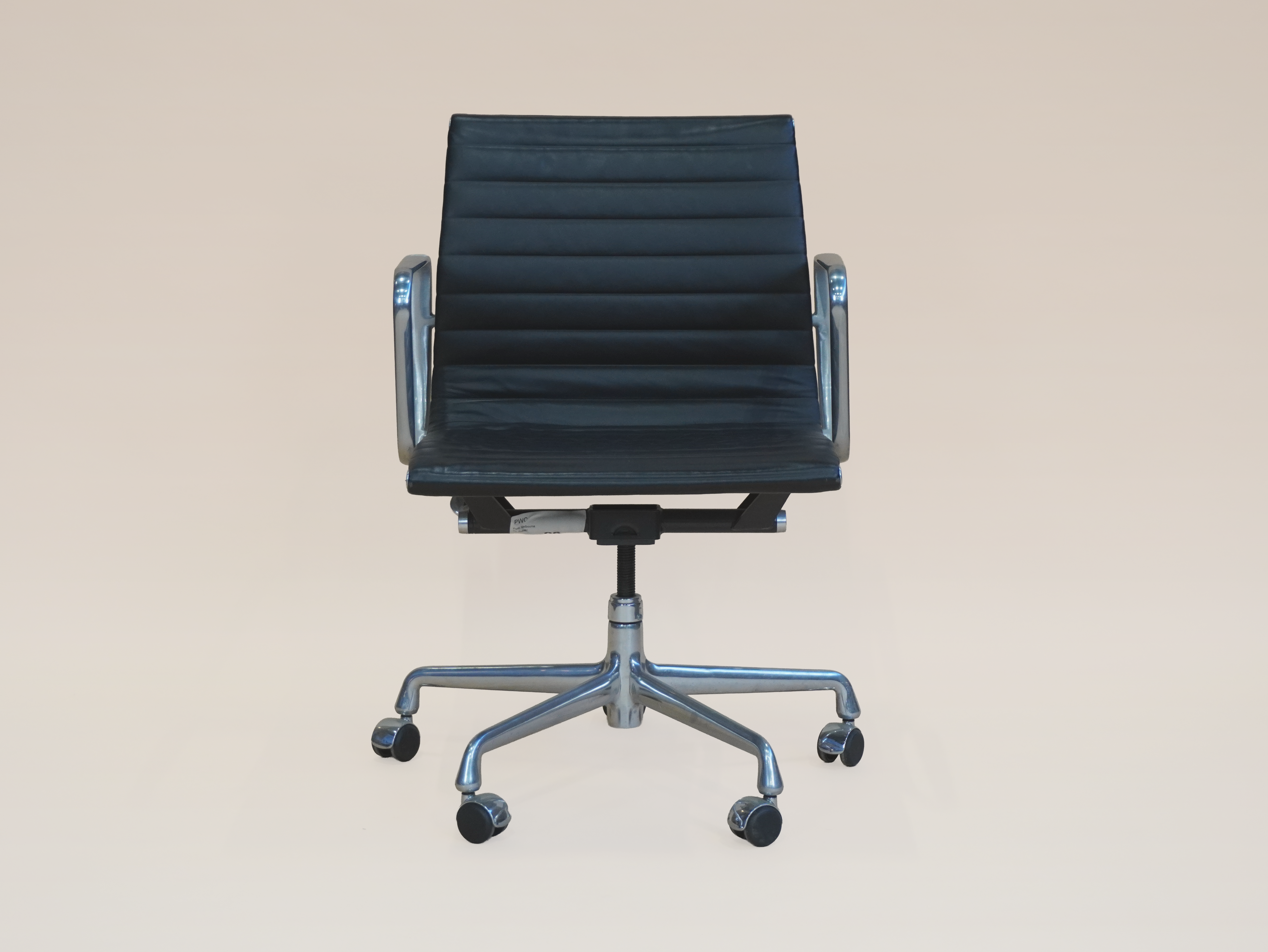 Eames Aluminium Group Chair