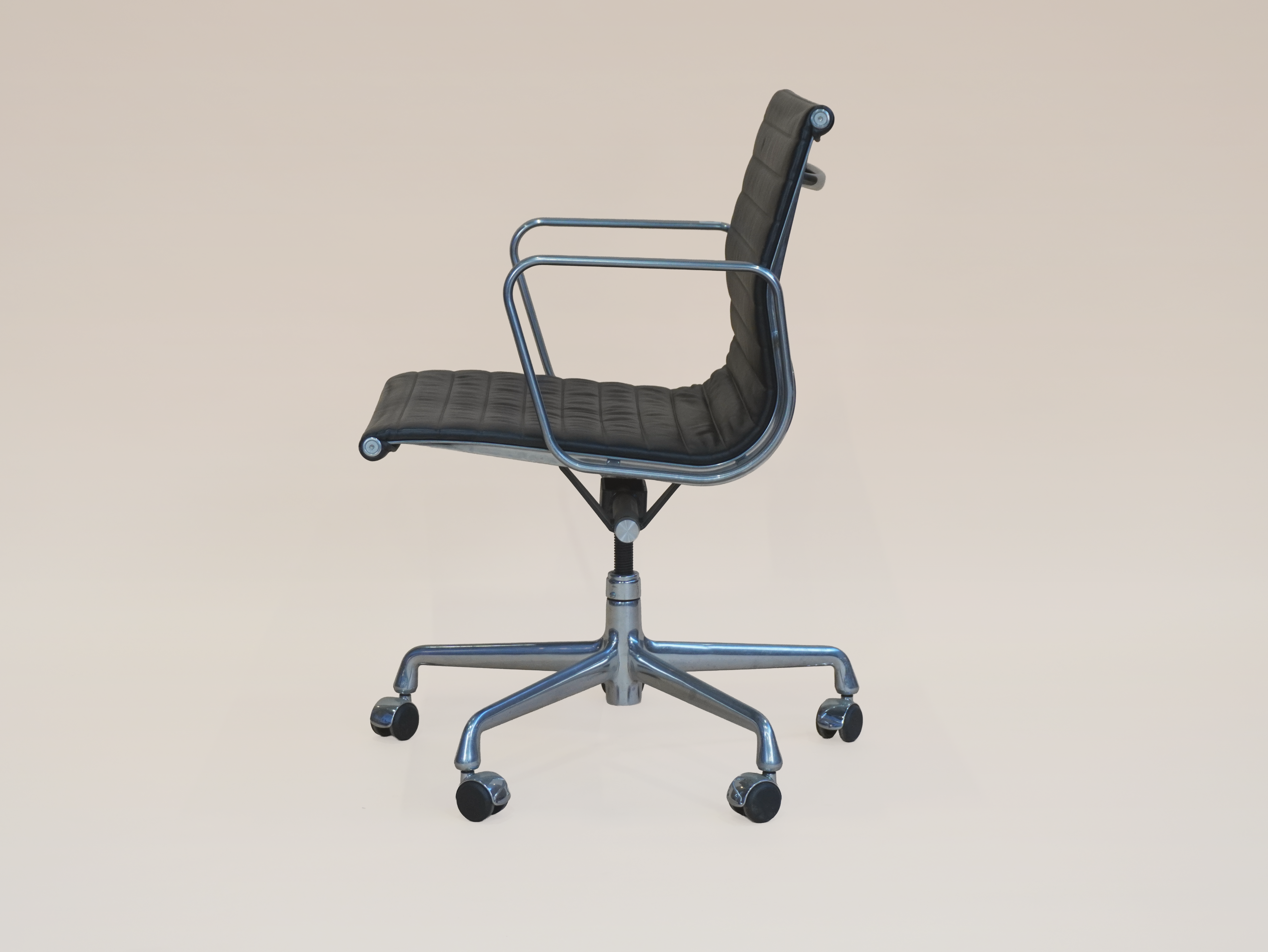 Eames Aluminium Group Chair